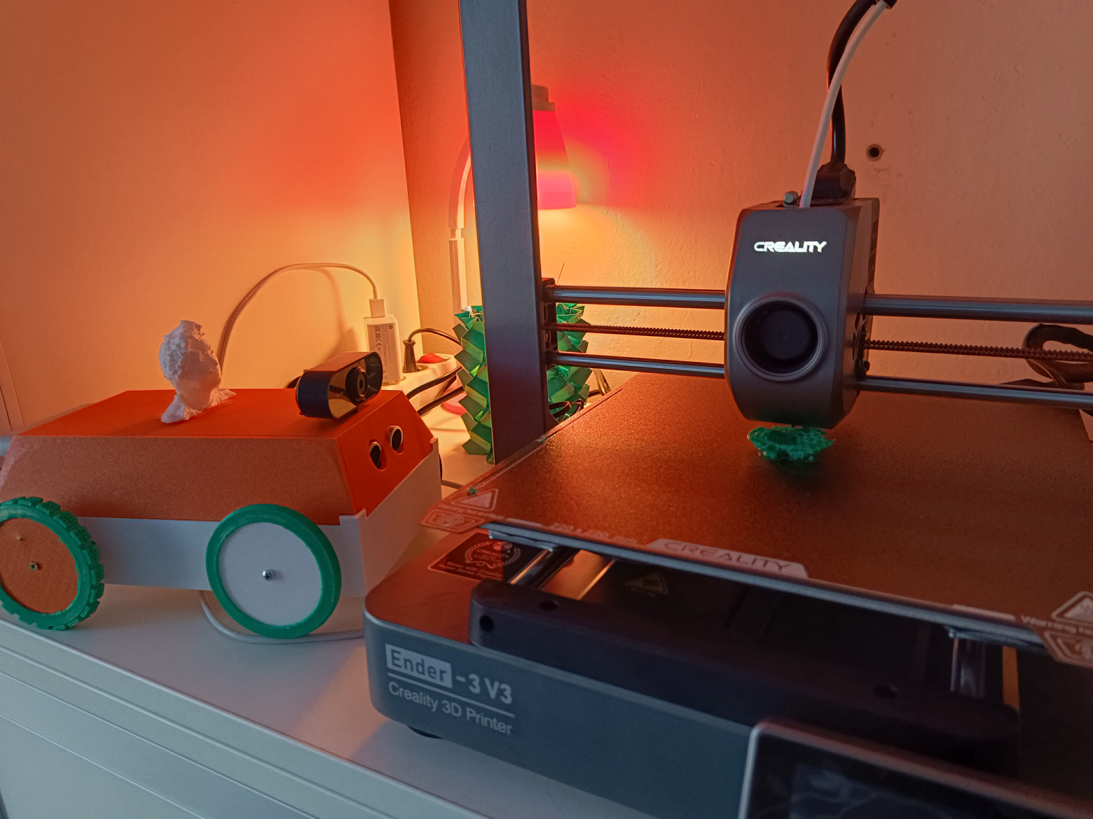 Робот наблюдает за 3D печатью своих запчастей Робот наблюдает за 3D печатью своих запчастей