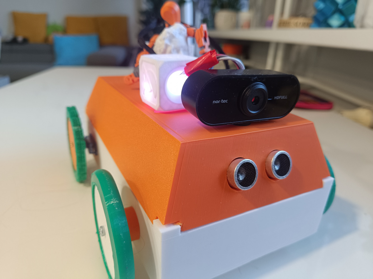 Orca кубик на крыше в роли абажура, Dummy13 и док для блютус колонки Orca кубик на крыше в роли абажура, Dummy13 и док для блютус колонки