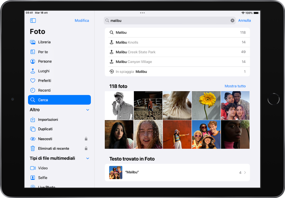 L'app Foto è aperta in orientamento orizzontale. A sinistra sullo schermo, la barra laterale mostra i pulsanti Foto, “Per te”, Album e Cerca. Cerca è selezionato. Nella parte superiore dello schermo è visibile un campo di ricerca; all'interno sono inseriti una posizione e una data. Sotto il campo di ricerca sono elencati i risultati di ricerca suggeriti. Al centro delle schermo è visibile una griglia di foto ricavata dai termini di ricerca. Nella parte superiore sinistra della griglia delle foto è elencato il numero totale di foto nei risultati di ricerca. Nella parte superiore destra della griglia delle foto è presente un pulsante “Mostra tutto”.
