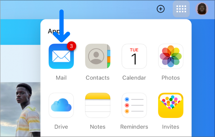 En la página de inicio de iCloud.com, el Iniciador de apps está abierto y el ícono de la aplicación Mail tiene una insignia con el número tres.