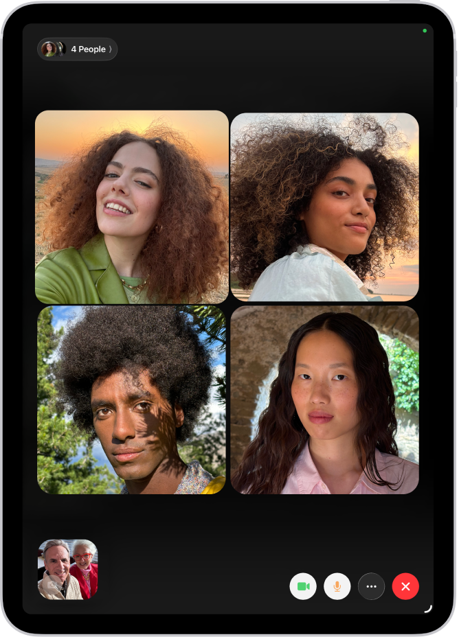 مكالمة فيس تايم جماعية تُظهر أربعة مشاركين في مربعات فردية في أعلى الشاشة. يظهر مشاركان إضافيان معًا في مربع أسفل اليمين. في أسفل اليسار، توجد عناصر تحكم فيس تايم: أزرار الفيديو، والميكروفون، والمزيد، وإنهاء المكالمة.