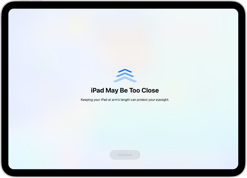 شاشة تحذِّر من أنك تستخدم iPad من مسافة قريبة جدًا ويجب نقله بعيدًا للحفاظ على صحة عينيك. يغطي التحذير الشاشة، مما يتسبب في إيقافك عن المتابعة. يُعرَض زر المتابعة الذي يصبح نشطًا عند نقل iPad بعيدًا إلى مسافة آمنة.