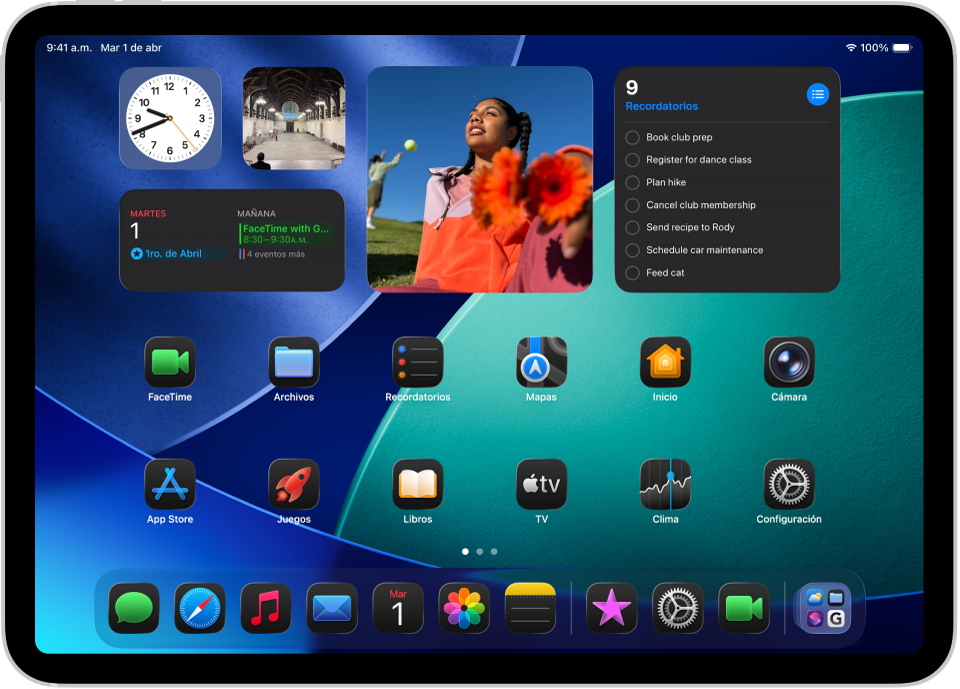 La pantalla de inicio del iPad con el modo obscuro activado.