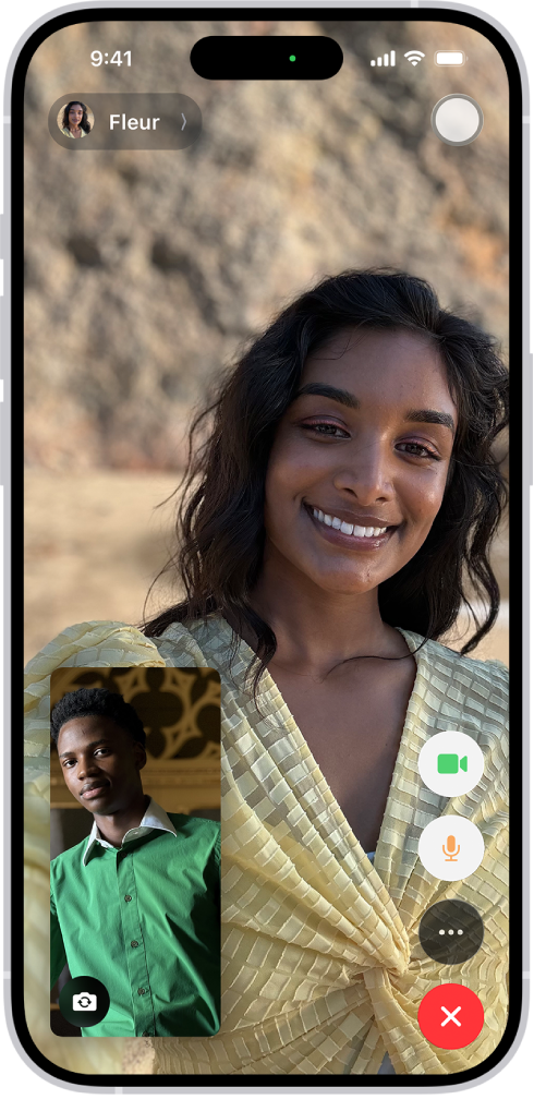 Экран FaceTime, на котором отображается активный вызов. Вверху экрана крупно отображается имя участника вызова. Другой участник вызова показан в небольшом прямоугольнике в левом нижнем углу; также доступна кнопка «Переключить камеру». Изображения других участников вызова показаны выше. В правой нижней части экрана доступны дополнительные элементы управления FaceTime: кнопки «Камера», «Микрофон», «Еще» и «Завершить вызов».