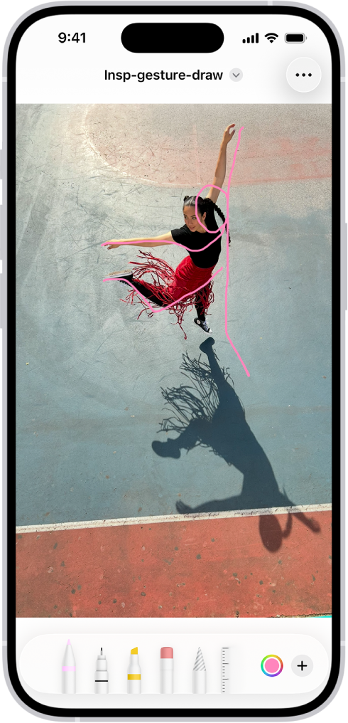 “备忘录” App 中打开了备忘录,屏幕底部打开了“标记”工具栏。从左到右显示的“标记”工具依次是“笔”、“单线笔”、“马克笔”、“橡皮擦”、“套索”、“标尺”和“铅笔”,然后是“颜色选择器”按钮和“添加”按钮。