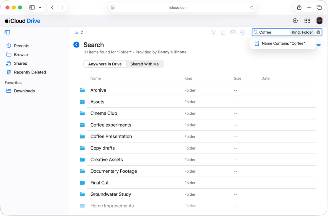 iCloud Drive este deschis pe iCloud.com și afișează o listă de dosare. Un termen este introdus în câmpul de căutare din colțul din dreapta sus al ferestrei, iar sugestiile apar dedesubt.