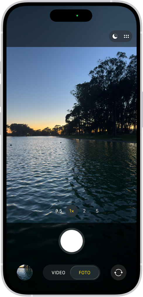 Der Bildschirm „Kamera“ im Modus „Foto“. Im Sucher ist eine Nachtszene zu sehen. Tasten für die Modi „Nacht“ und „Kamerasteuerung“ werden oben rechts auf dem Bildschirm angezeigt. Unten auf dem Bildschirm sind von links nach rechts folgende Tasten zu sehen: „Foto- und Videoübersicht“, die Modi „Foto“ und „Video“ sowie „Kameraauswahl – rückseitige Kamera“.