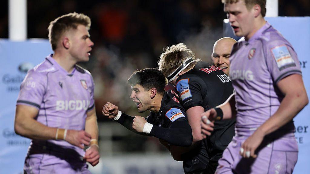 Gloucester players look dejected after Simon Benitez Cruz's try