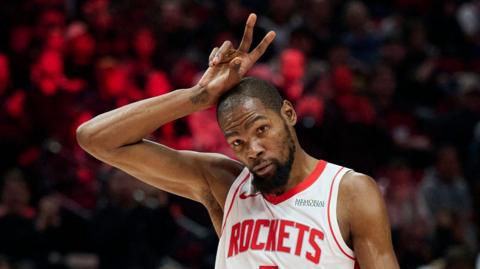 Kevin Durant makes a 'V' sign with his fingers above his head