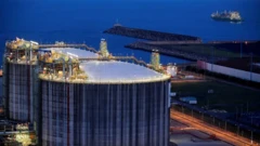 نمایی از بالای یک تاسیسات نفت و گاز در شامگاه