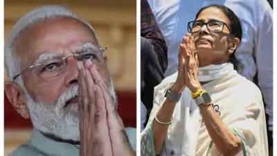 নরেন্দ্র মোদী ও মমতা ব্যানার্জী - দুজনেই হাত তুলে নমস্কার করছেন