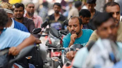 জ্বালানি তেলের জন্য ফিলিং স্টেশনের সামনে ঘণ্টার পর ঘণ্টা অপেক্ষা করছেন অনেকে