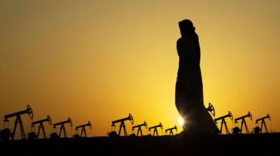 জ্বালানি কেন্দ্রের সামনে একজন ব্যক্তির ছবি