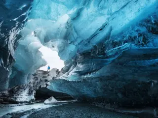 El mayor glaciar de Europa tiene estas cavidades en las que la luz se transmite a través del hielo, produciendo un brillo azul profundo.
