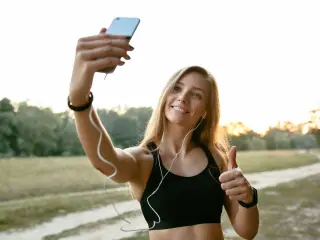 Una joven se hace una foto mientras practica deporte.