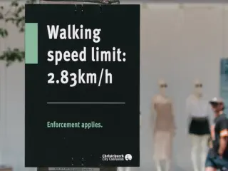 El cartel son el límite de velocidad.