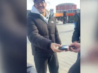 El joven le devolvió el teléfono sin mayor problema.