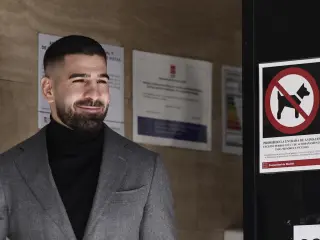 MÓSTOLES (MADRID), 07/01/2026.- El doble campeón de la UFC (Ultimate Fighting Championship), Ilia Topuria, a su salida, este miércoles, del Juzgado de Violencia Sobre la Mujer Nº 1 de la localidad madrileña de Móstoles, que tramita las cuestiones familiares derivadas de la separación de la pareja tras haber sido denunciado el por parte de su exmujer Giorgina Uzcategui por presuntos malos tratos. EFE/ Sergio Pérez