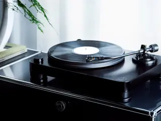 El giradiscos AT-LP7X de Audio-Technica combina diseño retro y sonido analógico de precisión.