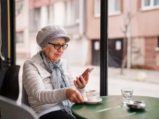 Persona edad adulta avanzada con teléfono móvil.
