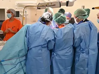 Salvan la pierna de un niño con tumor óseo complejo gracias a técnicas innovadoras