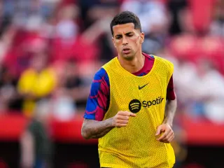 (Foto de ARCHIVO)Joao Cancelo of FC Barcelona warms up during the Spanish league, LaLiga EA Sports, football match played between Sevilla FC and FC Barcelona at Ramon Sanchez-Pizjuan stadium on May 26, 2024, in Sevilla, Spain.Joaquin Corchero / AFP7 / Europa Press26/5/2024 ONLY FOR USE IN SPAIN