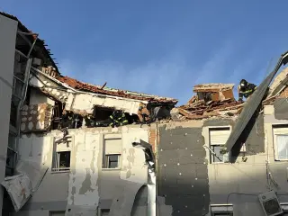 MADRID, 09/01/2026.- Vista del edificio de la calle Azcoitia, de cuatro plantas, en el distrito madrileño de Carabanchel, donde una persona ha muerto y al menos otras tres han tenido que ser rescatadas este viernes tras un explosión que se ha producido en torno a las 16:15 horas, lo que ha provocado el colapso del forjado de la cubierta sobre la cuarta planta del inmueble, ha informado Emergencias Madrid. EFE/Emergencias Madrid -SOLO USO EDITORIAL/SOLO DISPONIBLE PARA ILUSTRAR LA NOTICIA QUE ACOMPAÑA (CRÉDITO OBLIGATORIO)-
