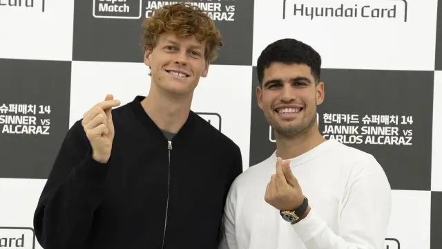 Seoul (Korea, Republic Of), 09/01/2026.- Jannik Sinner (L) of Italy and Carlos Alcaraz (R) of Spain pose for photos after a press conference in Seoul, South Korea, 09 January 2026. Carlos Alcaraz of Spain and Jannik Sinner of Italy will hold an exhibition match on 10 January in Incheon. (Tenis, Italia, Corea del Sur, España, Seúl) EFE/EPA/JEON HEON-KYUN