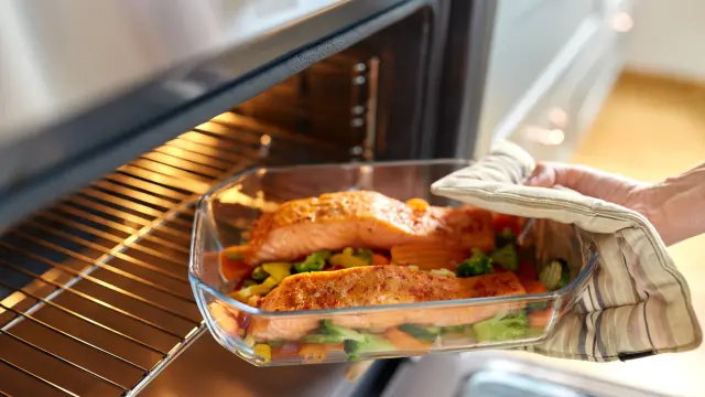 Una persona cocinando en el horno.