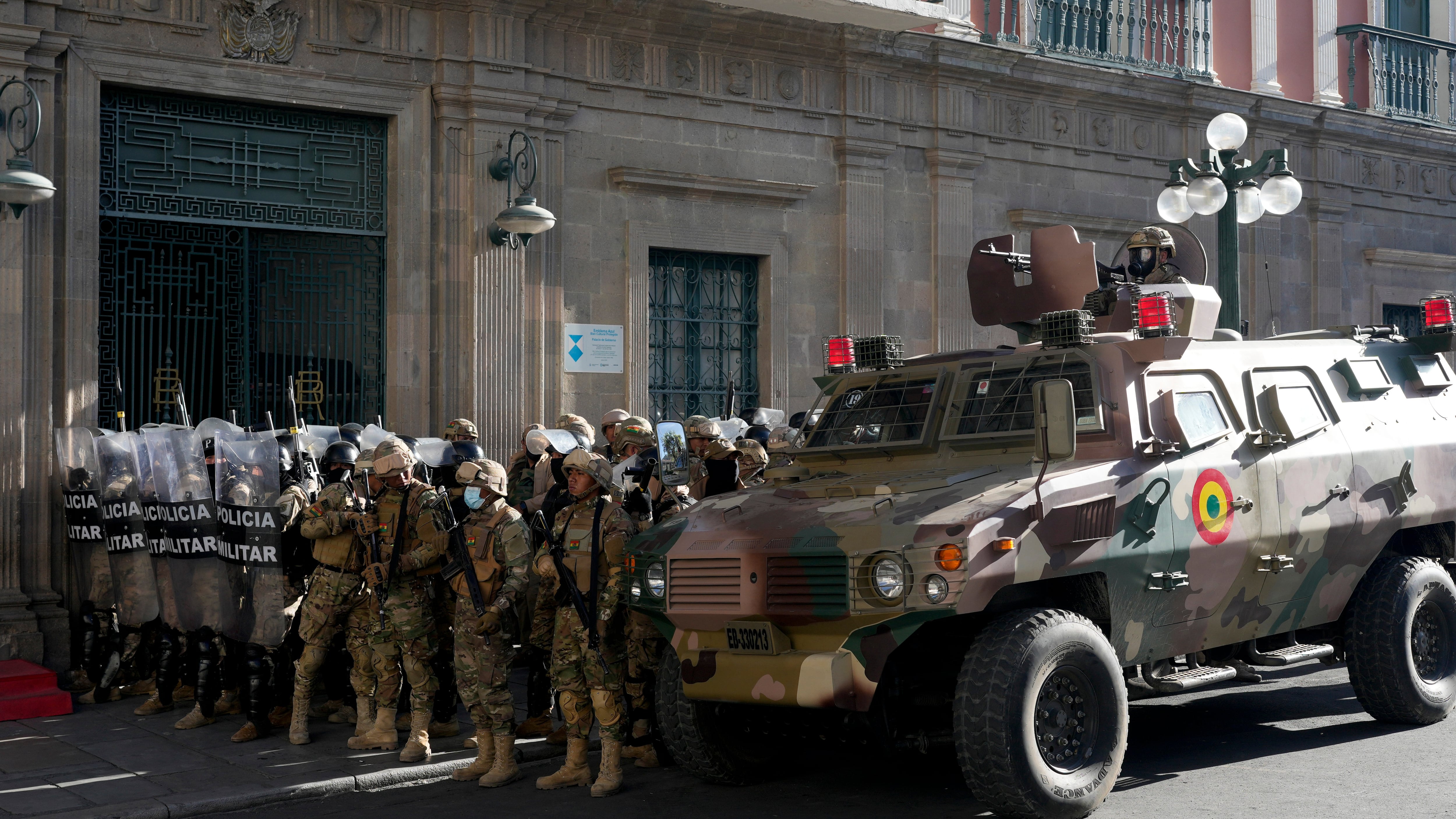 Miembros de la policía militar se forman fuera del palacio de gobierno en la Plaza Murillo en La Paz (Bolivia).