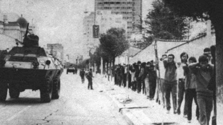 Militares toman las calles, durante el Golpe Militar, el 17 de julio de 1980.