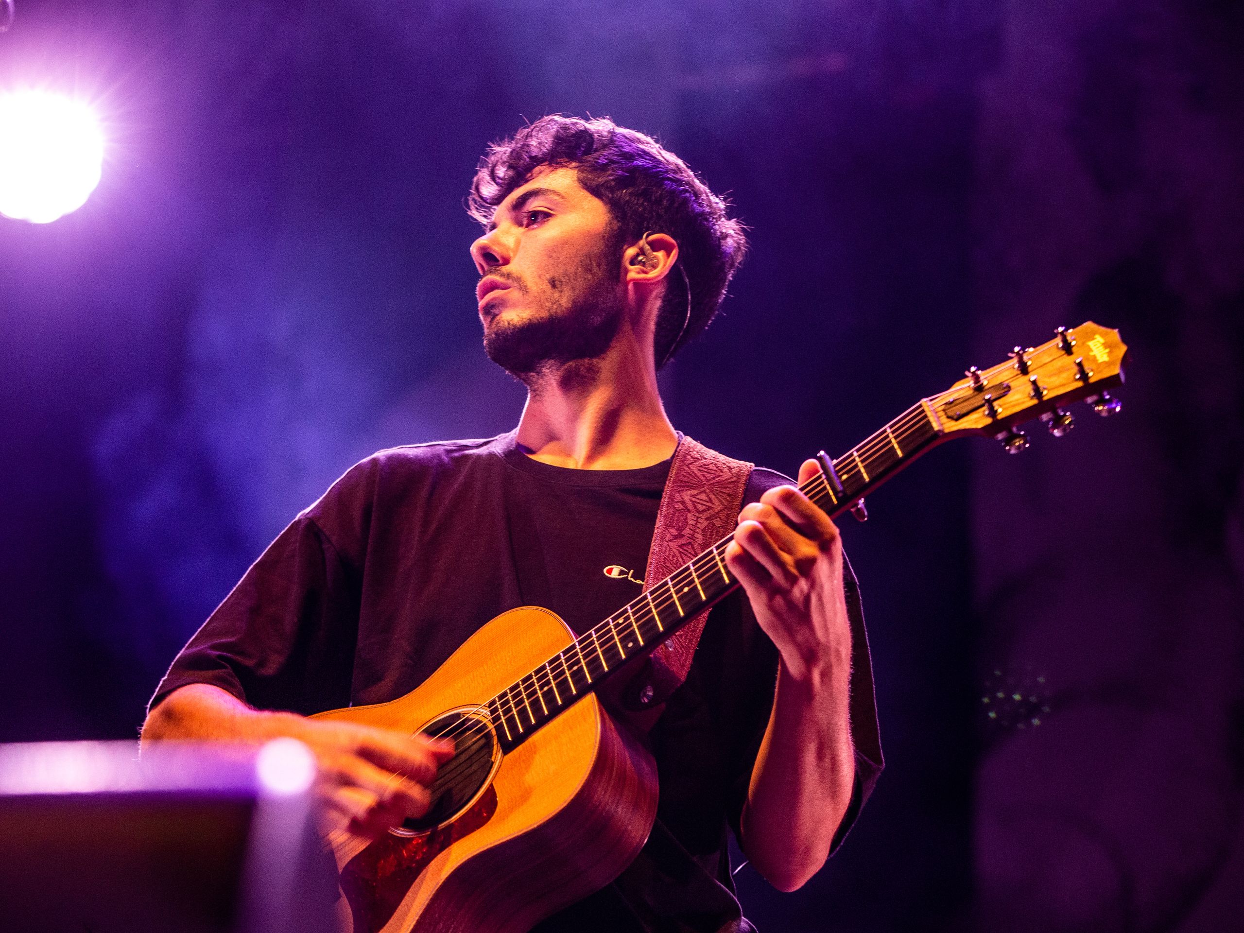 Fulminacci si racconta alla vigilia di Sanremo 2026 nella nostra intervista basata sulle domande più cercate sul web