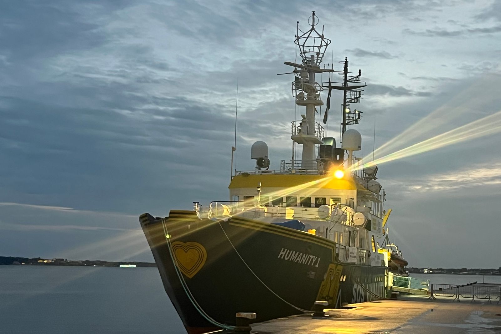 Sospesi in acqua. Siamo stati a bordo della SOS Humanity, bloccata nel Mediterraneo, per ascoltare le voci di chi è pronto a salvare