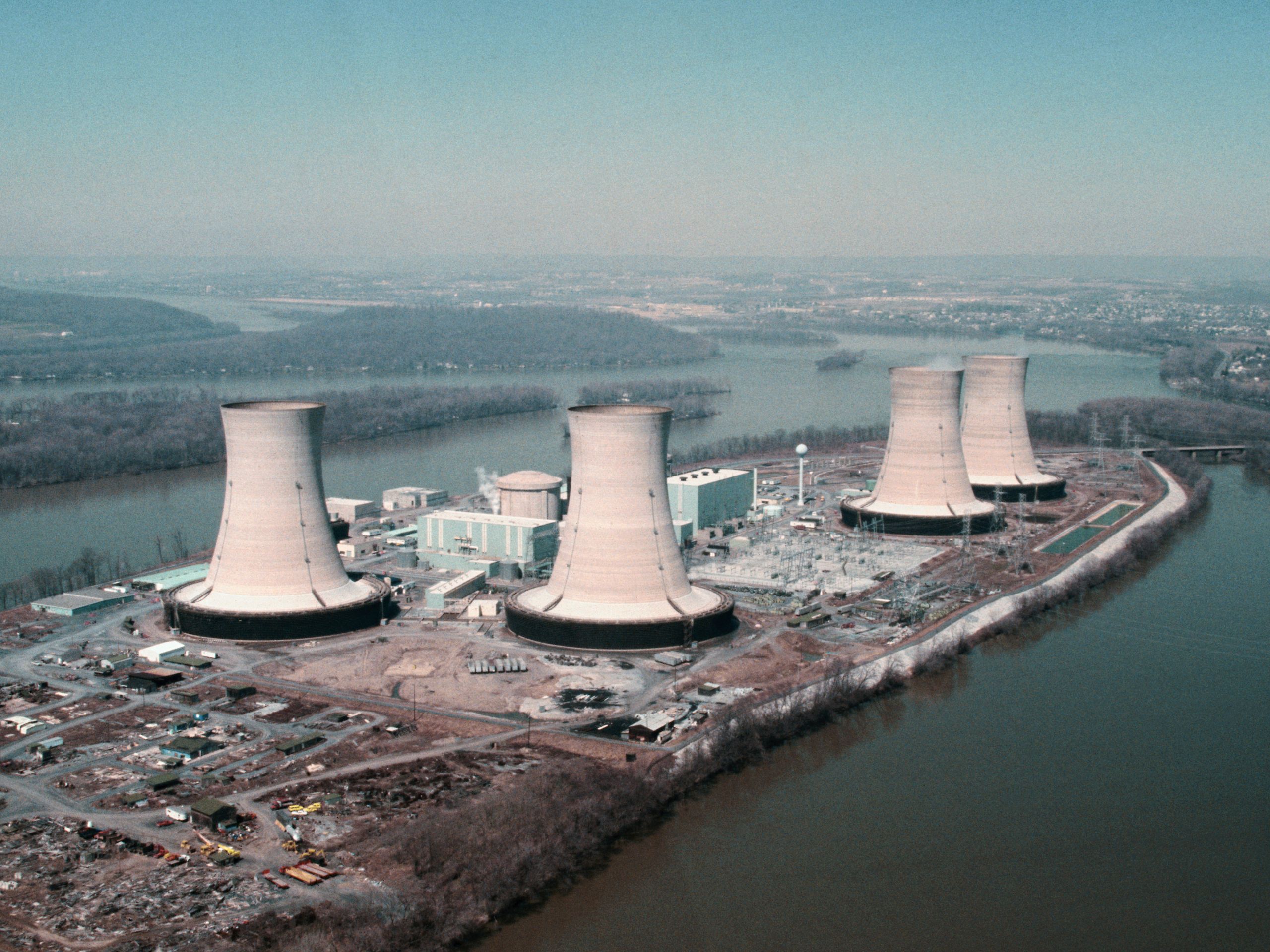 A Three Mile Island la centrale nucleare sta per tornare in funzione dopo quasi mezzo secolo dal disastro per alimentare la nostra fame di AI. Siamo andati a vedere che aria tira