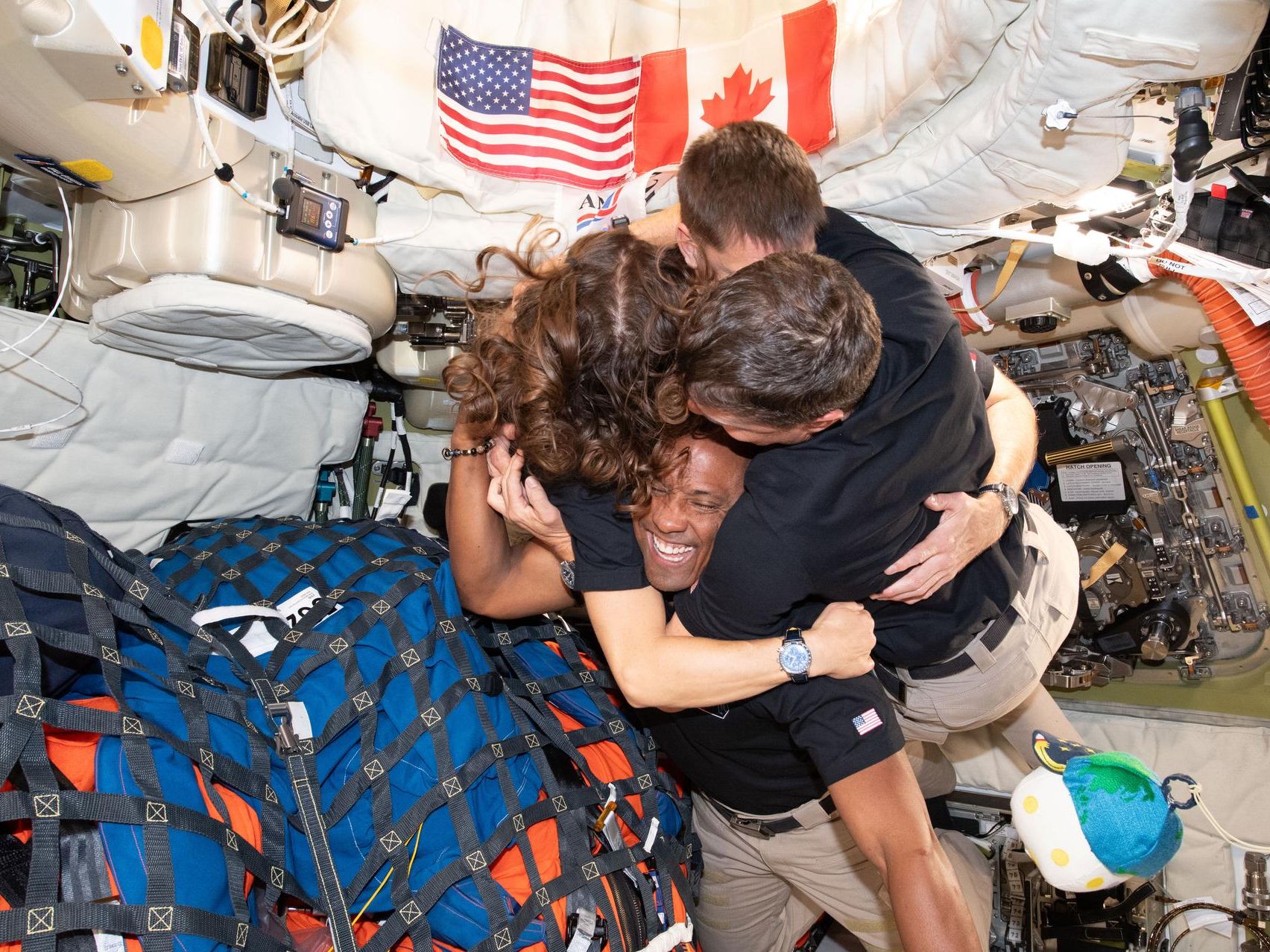 Dalla missione Artemis II ci aspettavamo molte cose, ma forse non che il suo equipaggio ci avrebbe restituito la fiducia nell'umanità