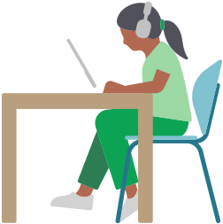 AirPods Maxot viselő nő iPadet használ egy íróasztalnál ülve