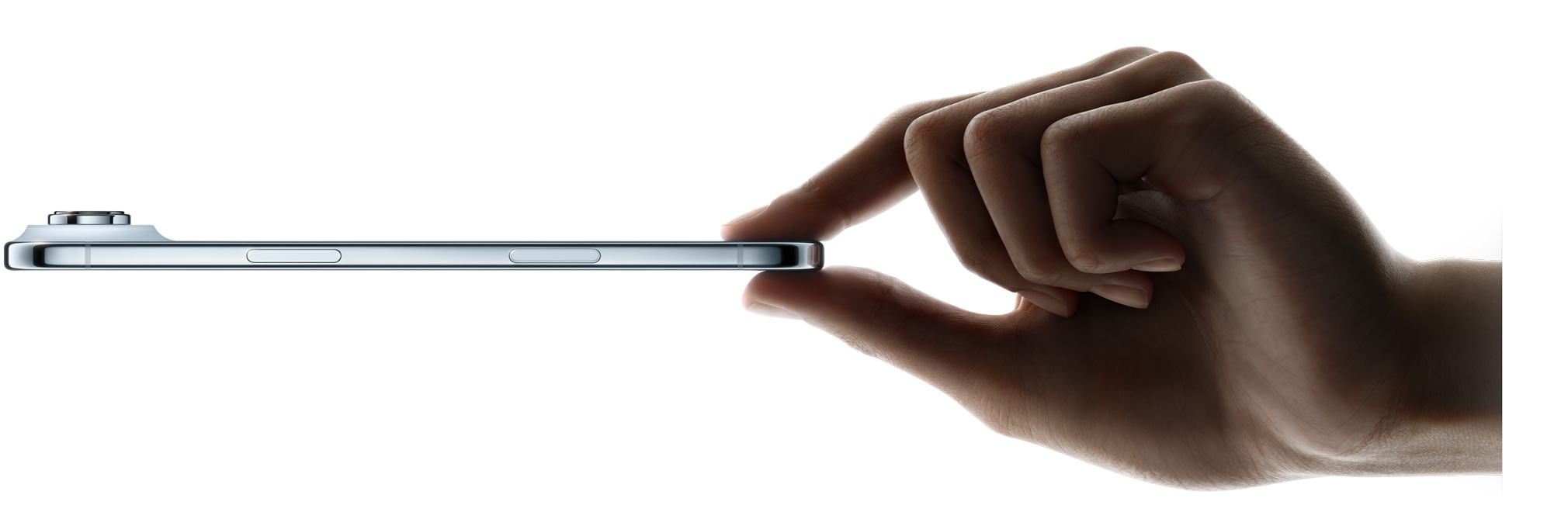 Ibu jari dan telunjuk memegang iPhone Air, eksterior samping, warna Biru Langit, bentuk tipis, sistem kamera Fusion, tombol: samping, Kontrol Kamera